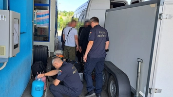 Butelii cu agent refrigerant, descoperite într-un microbuz la PTF Oancea. Șoferul, cercetat pentru transport ilegal de substanțe periculoase