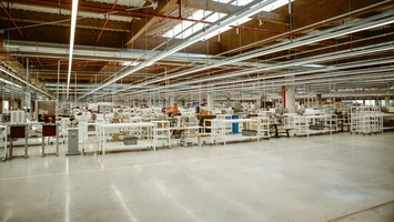Noi locuri de muncă pentru români la două fabrici cu produse de lux! 