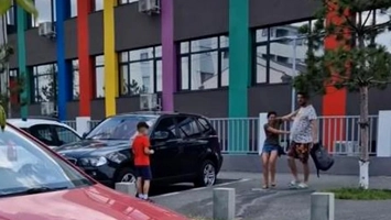 Copil martor la bătaia mamei sale în plină zi! Poliția a intervenit după ce clipul a devenit viral