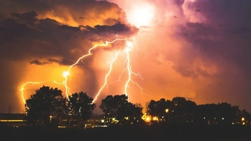 România, lovită de o dublă extremă meteo! Cod Portocaliu de vijelii și un weekend de foc