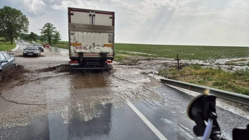 Grindina face ravagii în comuna Butea! Circulație blocată în zona Trei Iazuri-Miclăușeni din cauza apei și a mâlului de pe șosea