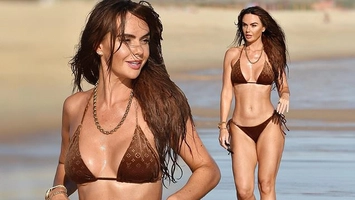 Jennifer Metcalfe în bikini maro la un club din Portugalia. Apariție care atrage toate privirile