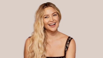 Kate Hudson se bucură de o siluetă impresionantă în vacanța din Grecia. Vedeta face dezvăluiri despre propria copilărie