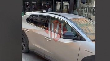 Un nou gest de nepăsare față de regulile de circulație. O persoană a blocat o stație de autobuz, după ce și-a parcat mașina lângă trotuar