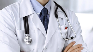 Un medic român în vârstă de 54 de ani, stabilit în Franța, este acuzat de hărțuire sexuală de opt dintre colegele sale