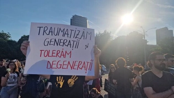 Scandal în Piața Victoriei: Bărbat țipă la protestatare ‘Marș la coteț!’. Jandarmii dau o amendă de râsul lumii