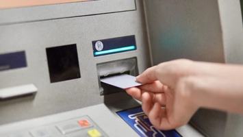 Anunț pentru cei care scot bani de la bancomat. Trebuie să contactați banca imediat