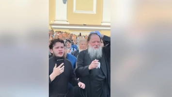 Scandal la Catedrala Mitropolitană din Cernăuţi. Mai multe persoane mascate au intrat în biserică, au scos preoții afară și pe doi dintre ei i-au bătut