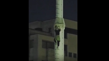 Un tânăr din Iași s-a urcat pe catargul cu drapelul României din Podu Roș. Videoclipul a ajuns viral pe Instagram