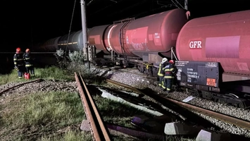 Pericol de explozie după deraierea unui tren încărcat cu benzină în Teleorman! Traficul feroviar, oprit temporar