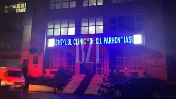 Un copac a căzut pe o ambulanță în curtea Spitalului Clinic „Dr. C.I. Parhon” din Iași