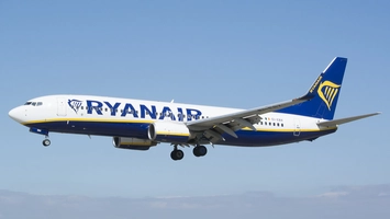 Vești bune pentru călători. Ryanair ia în calcul creșterea dimensiunii bagajului personal cu 20%