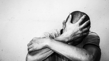 Truc copilăresc care te poate ajuta cu anxietatea. Ce spun experții despre această metodă simplă și eficientă