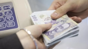Statul ia banii românilor de pe card de pe 1 august 2025. Care este suma minimă