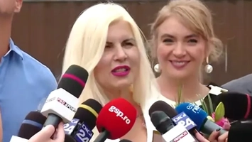 Imagini de la poarta penitenciarului! Cine a venit cu flori pentru Elena Udrea