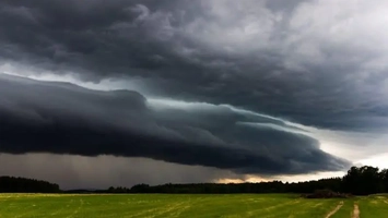 Fenomenele meteo lovesc din plin România. ANM a emis alerte în toată țara