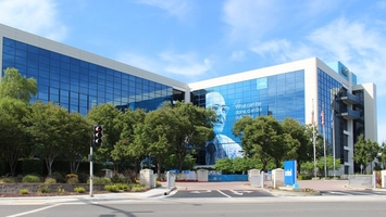 Intel face schimbări majore: Renunță la fabricile din Europa și dă afara 75.000 de angajați pentru a se redresa