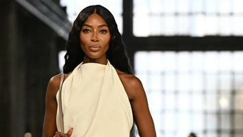 Naomi Campbell are o înfățișare incredibilă pe plajele din Ibiza. Supermodelul a atras toate privirile într-un bikini alb