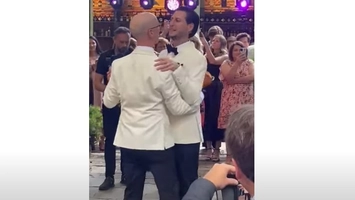 Șoc și aplauze la Cluj! Prima nuntă gay publică din România, cu dansatori și tort curcubeu