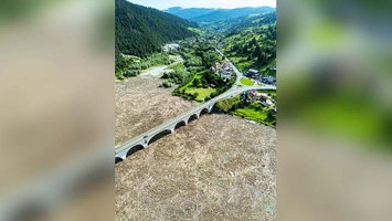 Dezastru ecologic pe lacul Izvorul Muntelui în urma inundaţiilor! Viaductul de la Poiana Largului, blocat de o mare de lemne și resturi