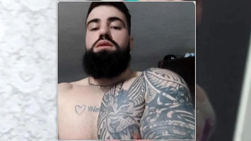 S-au tras focuri de armă la Iași! Acest individ cu aere de interlop a ieșit cu furca în mână la polițiști. Mascații de la SAS au plecat să-l caute
