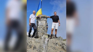 Klaus Iohannis, în vacanță pe Vârful Negoiu! Iată cum se bucură de pensie fostul președinte al României