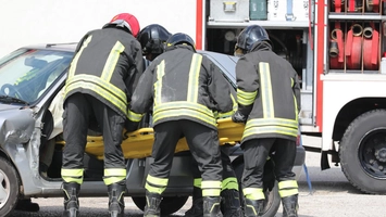 Groază pe autostradă! Mașina unei familii a izbucnit în flăcări cu cele două fiice minore înăuntru