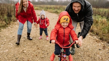 Ce bicicletă e potrivită pentru cel mic? Bicicleta cu roți ajutătoare versus bicicleta de echilibru