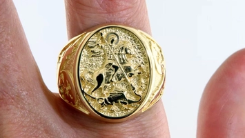 O ieșeancă contestă confiscarea bijuteriilor de către instanță: „Noi suntem de etnie romă! La noi se dă aur, bani!”