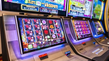 Primăriile care închid sălile de jocuri de noroc vor primi bani pentru școli