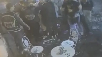 Haos și arestări în Centrul Vechi din București înaintea concertului Max Korzh: jandarmii au intervenit pentru aplanarea unui conflict