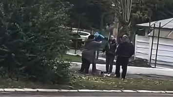 Bătaie între părinți, în fața unei școli din Brăila! Motivul incredibil de la care ar fi pornit scandalul