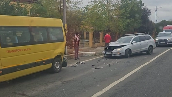 Accident între un autoturism și un microbuz școlar, în Popricani. Un copil de 14 ani și șoferul au ajuns la spital