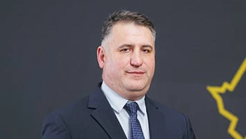 Salariu de 12.000 de euro lunar din banii românilor: Când deputatul AUR Ciprian Paraschiv pozează în lup moralist, dar uită de ieșeni