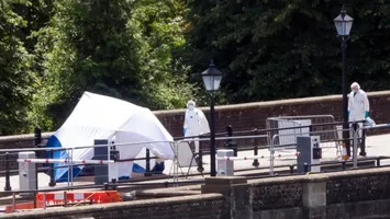 Bărbatul care a lăsat două valize cu rămășițe umane pe un pod din Bristol a fost prins de polițiști