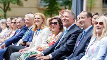 Soții Iohannis, la ceremonia de la Paris. Cât au costat rochia și accesoriile purtate de prima doamnă a României