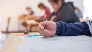 Ce spun elevii despre subiectele la Limba română de la Simularea Evaluării Naționale 2025: „A fost cea mai grea simulare din viața mea”