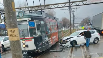 Accident rutier pe bulevardul Virgil Săhleanu. Un autoturism a intrat în coliziune cu un tramvai