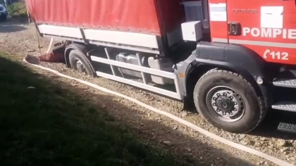 Imagini incredibile, surprinse în timpul unei intervenții ISU, la Iași! Mașina care transporta apa, pur și simplu, s-a scufundat în drum. O casă s-a făcut scrum
