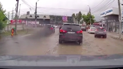 Imagini incredibile pe bulevardul Poitiers din Iași! Un șofer și-a turat BMW-ul pe contrasens pentru a scăpa de coloana de mașini: „A rămas doar fumul negru în spate”