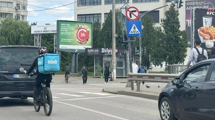 Pericol de moarte pe străzile din Iași! Livratorii străini au pus stăpânire pe șoselele din municipiu, șoferii sunt exasperați: „Dacă nu eram atent, îl omoram”