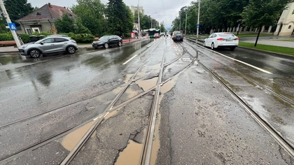 Mai mulți șoferi din Iași au trebuit să își schimbe cauciucurile, după ce au trecut pe aici! Anvelopele au fost tăiate, iar jantele, distruse