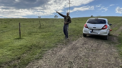 Locuitorii satului Vulturi se simt în pericol de moarte după ce un vecin și-a împrejmuit firma de vaci cu un gard electric, fără acordul primăriei: „A venit un golan în sat, cu vaci, și a pus un fir de curent pe unde este drum, unde se joacă copiii”