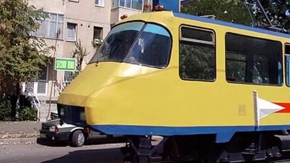 Acesta este cel mai ciudat tramvai care a circulat vreodată pe străzile din Iași! Vehiculul este unicat, fiind creat cu piese de la mai multe vagoane
