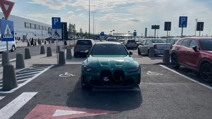 Aroganță uriașă! Un tânăr din Iași și-a parcat bolidul de 100.000 de euro pe două locuri pentru persoane cu dizabilități, ca să nu fie zgâriat: „Bucurați-vă de viață, în loc de a comenta”