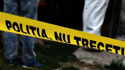 Tragedie la Iași. O femeie din Iași a plecat la cumpărături, dar când s-a întors acasă, și-a găsit soțul spânzurat cu un elastic de ușa șifonierului, în dormitor