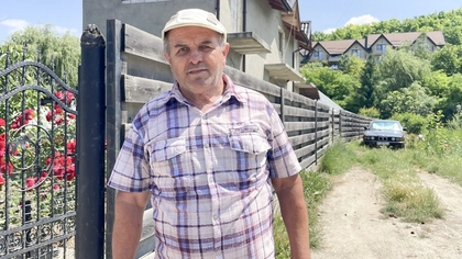 Un ieșean din Bucium a ajuns în pragul disperării după ce un gard de beton, construit fără autorizație pe proprietatea sa, rămâne neclintit. Cu o hotărâre judecătorească definitivă, bărbatul nu poate face nimic de 3 ani