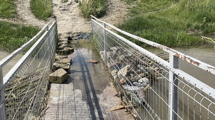Incompetența Primăriei Iași a ajuns la un alt nivel! Lenea autorităților locale face ca, zilnic, viața mai multor copii, care tranzitează acest pod, să fie pusă în pericol
