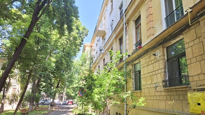 Scandal uriaș la o asociație de proprietari din Copou! Totul a început după ce un locatar a pus acoperiș de tablă pe bloc: „La un vânt puternic, a zburat”