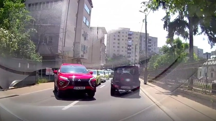 Imagini de cascadorii râsului! Un șofer din Iași a parcat pe trotuar, însă a uitat să tragă frâna de mână. Iată ce s-a întâmplat ulterior